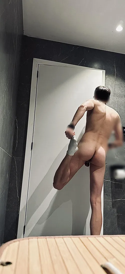 No I’(m) not stretching, I’m in a hurry.