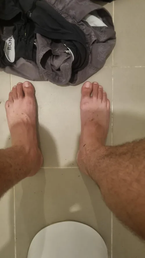 Taking a shit and a foot pic