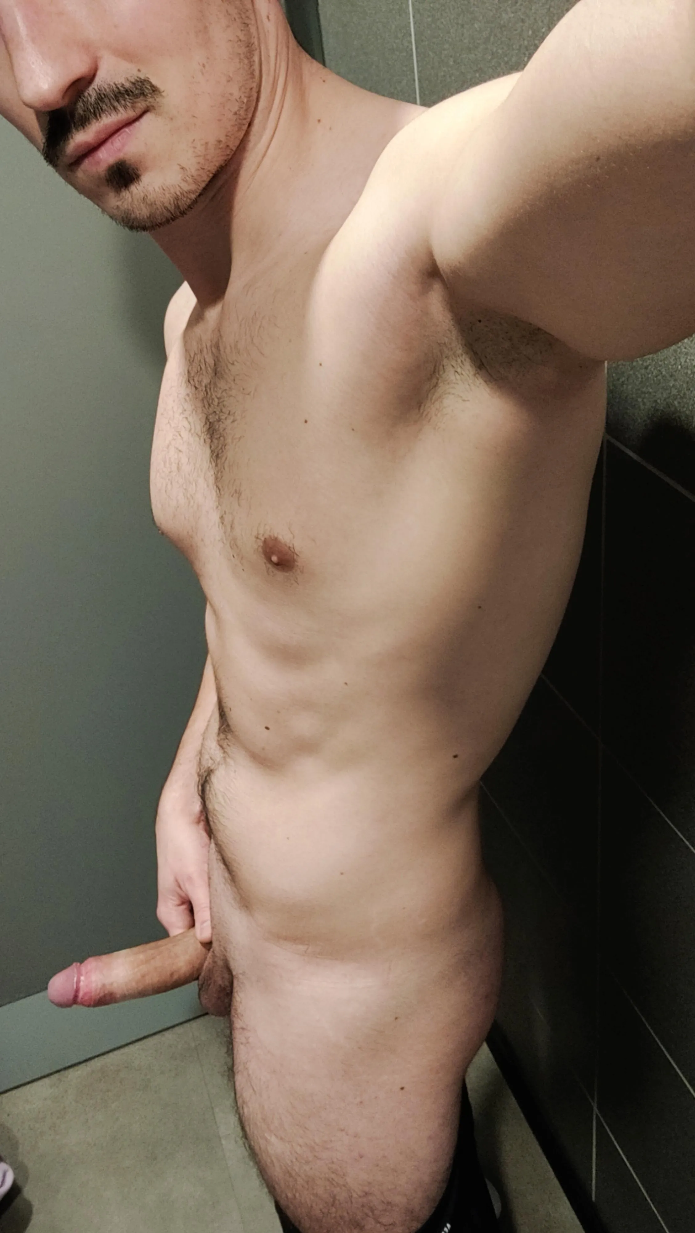 There is so much place in this gym changing room 😌