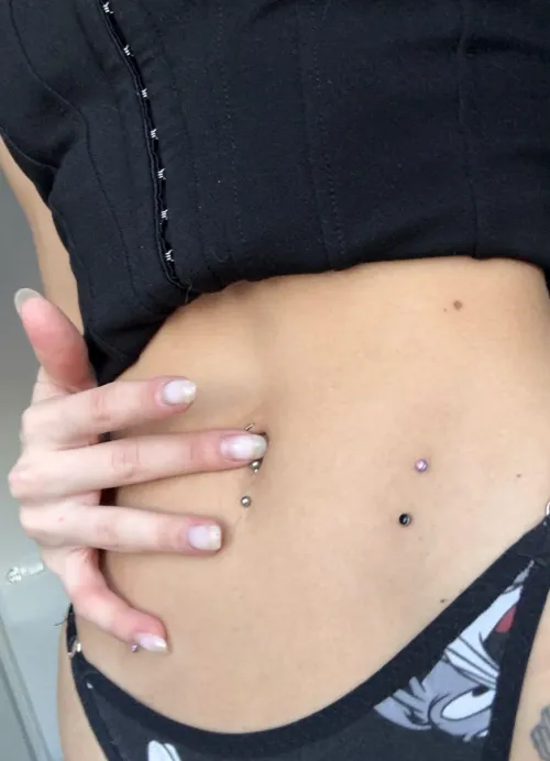 Would your fingers know how to tease my navel just right?