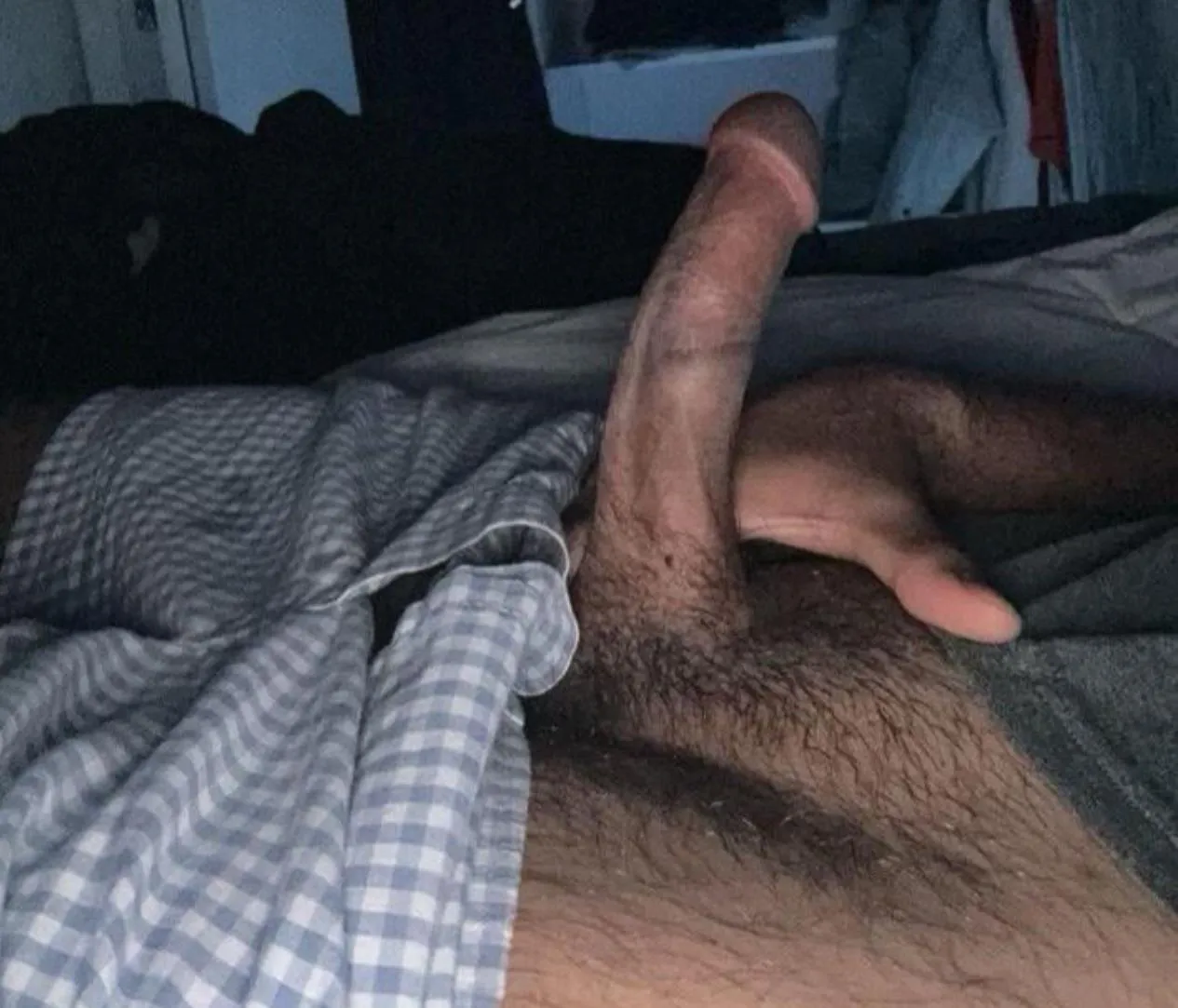 21 M fit top bbc here in Bellevue looking for a sissy dm me