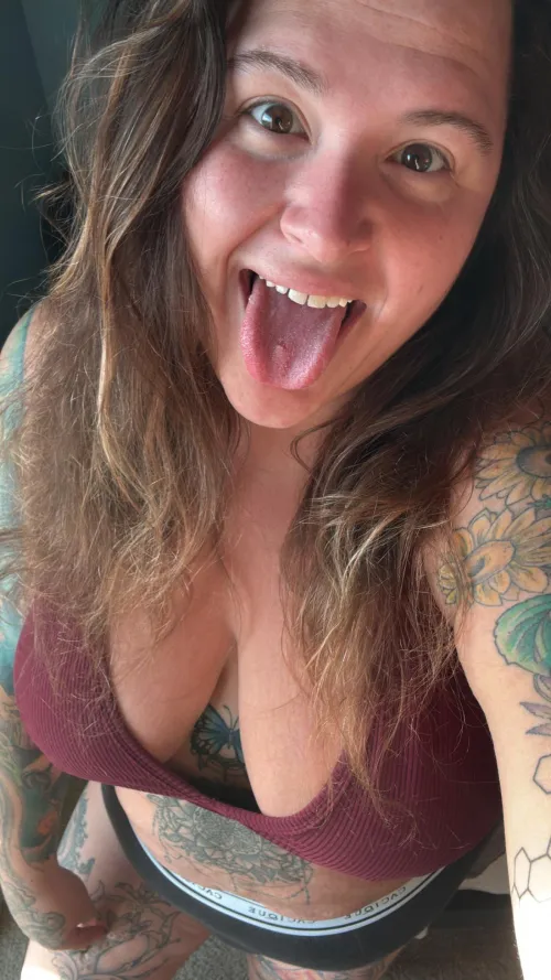 A BBW stoner covered in tattoos can cure those Monday blues!