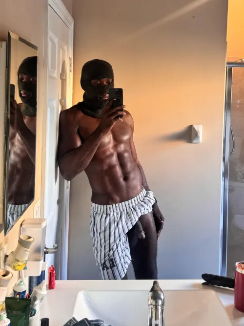 Brighter days, tighter abs… I could get used to this 😏