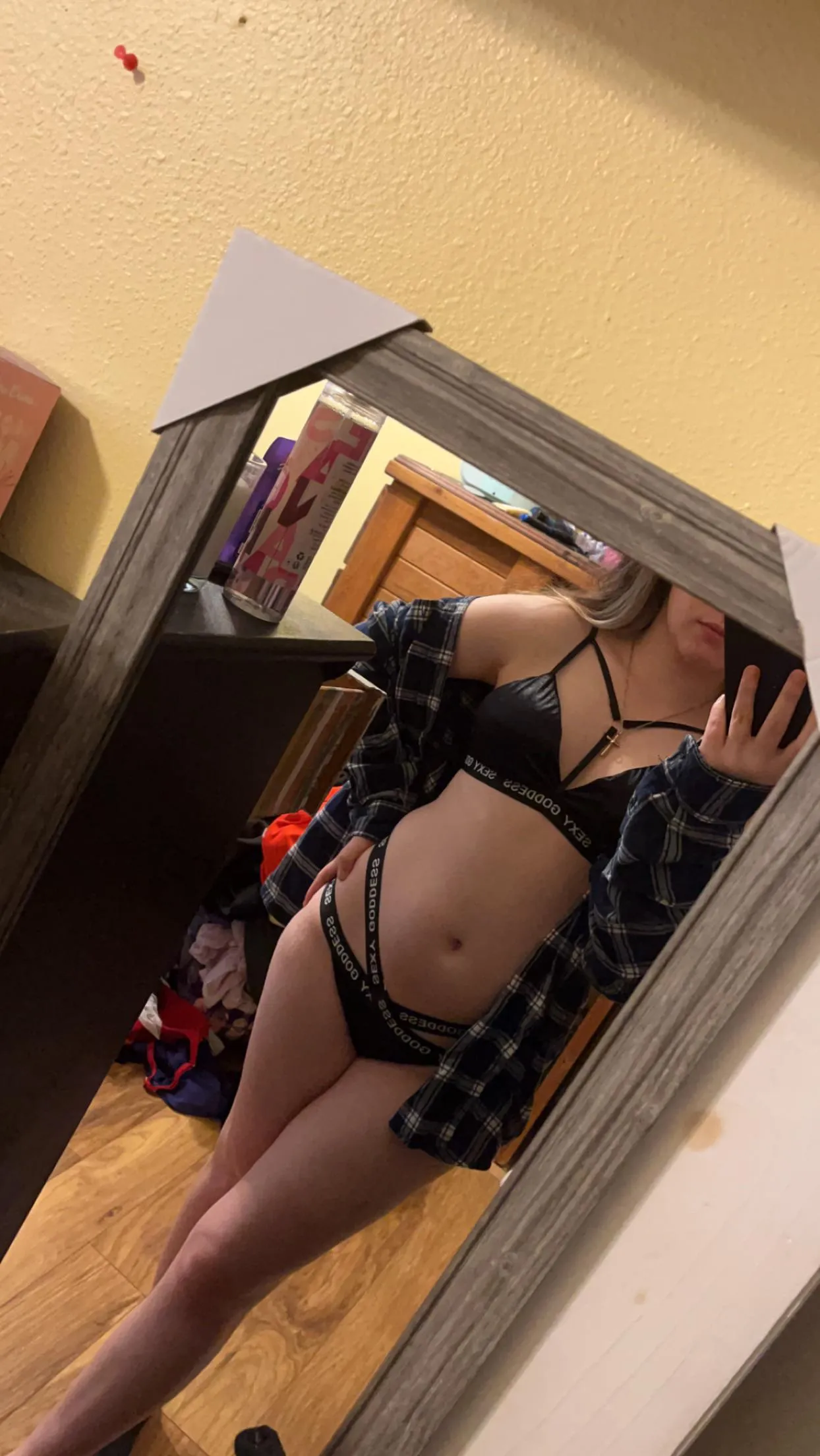 First 20 ppl to comment yes gets a free nude pic (yes I actually do it)