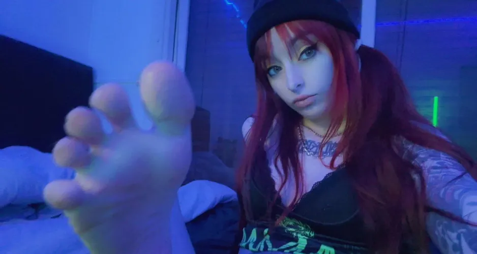 Let me tease u w my pretty soles OC