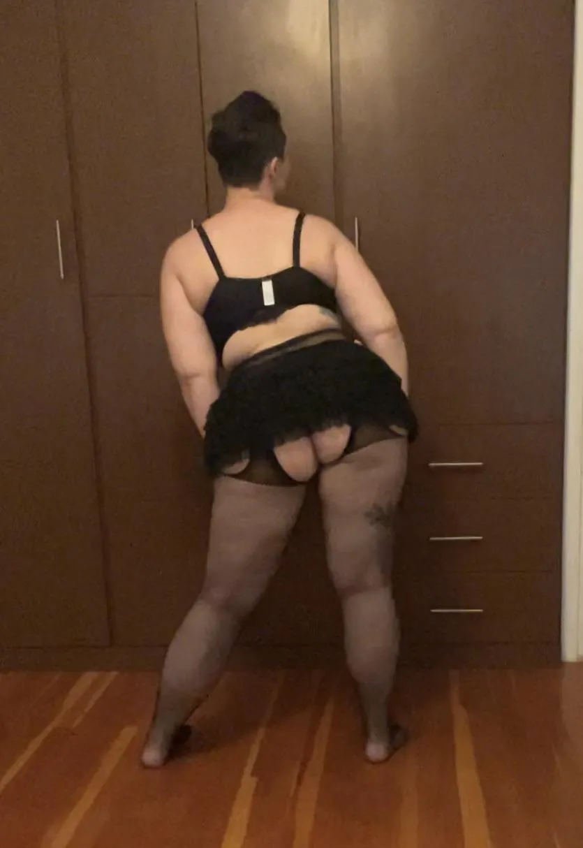 Slow steps, soft curves, and a rhythm made to mesmerize.