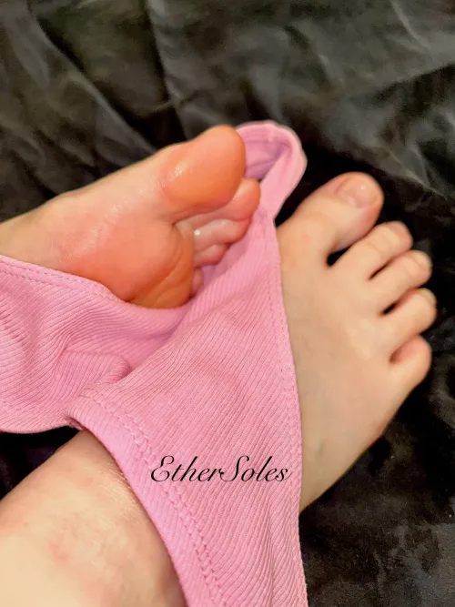 Soft, damp, and just out of my shoes… Want to see? My DMs are open.🎀