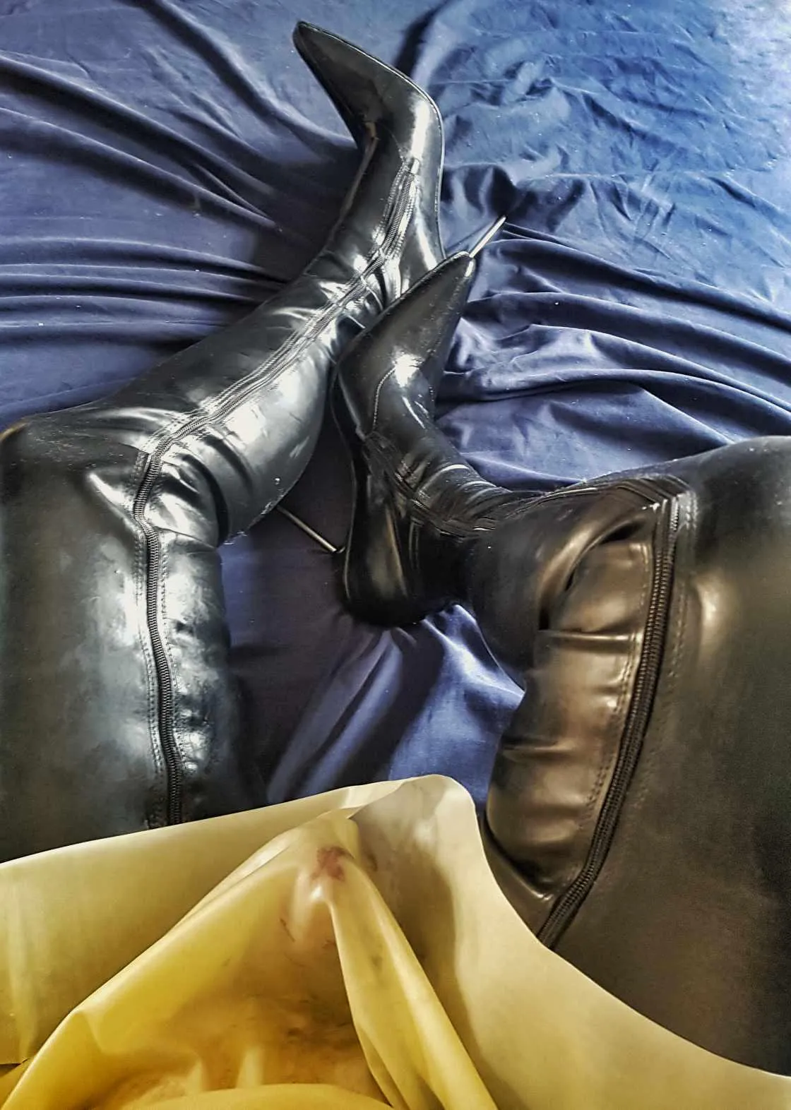 Suche Sissy, Femboy, DWT, TV in Latex und High Heels im Großraum Ruhrgebiet!