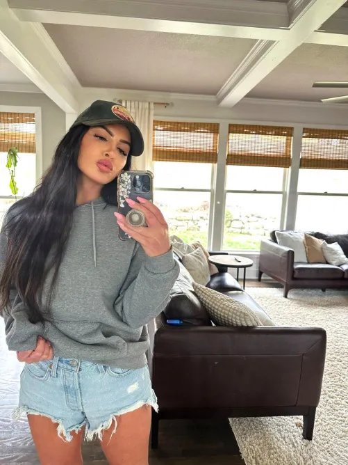 free time, and I chose this comfortable look to go for a walk on this beautiful sunny day. 42[F]