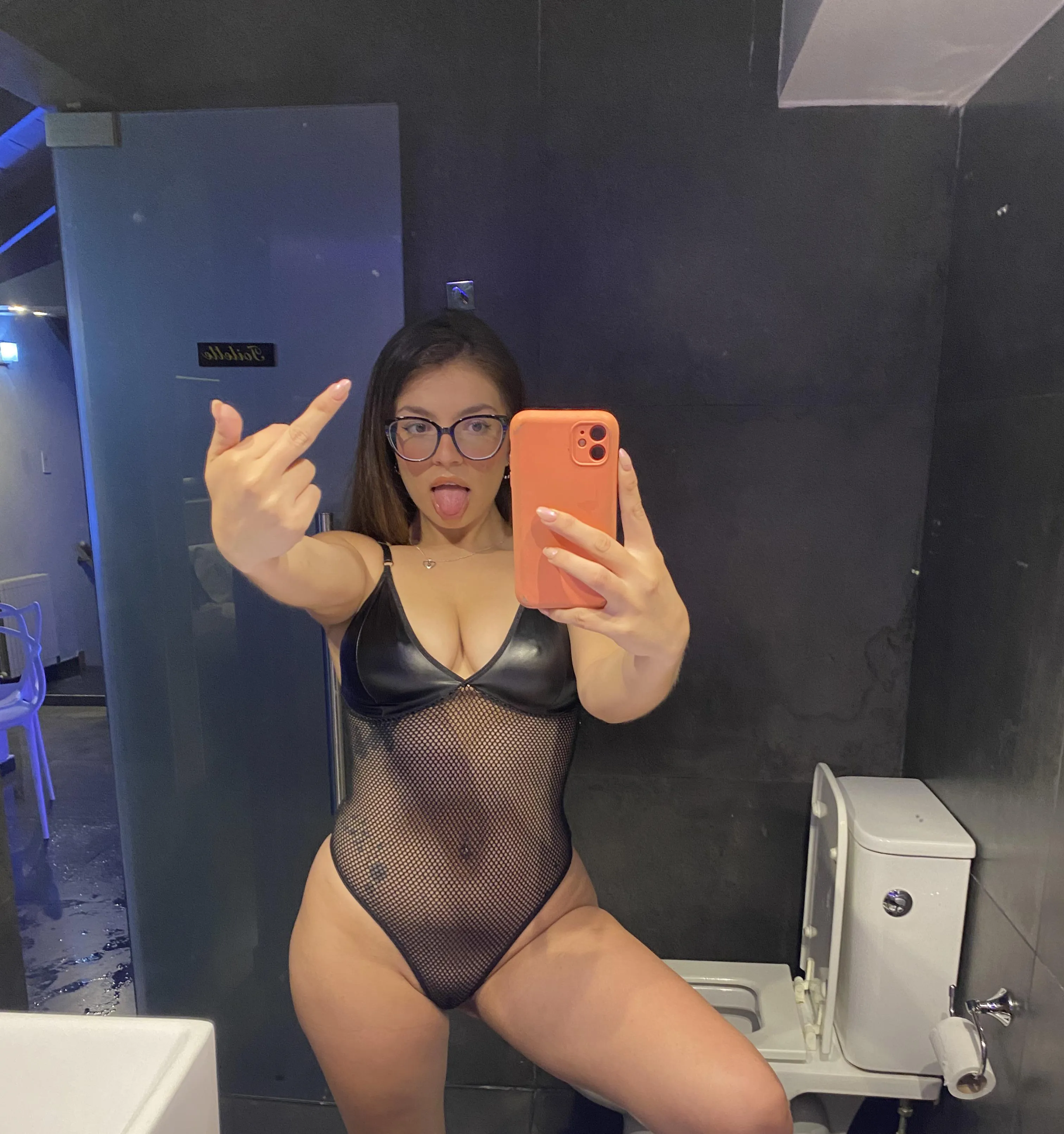 Pathetic loser, at least you can stand 30 seconds?