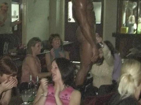 (Picture) Group of MILFS enjoying a buff male stripper