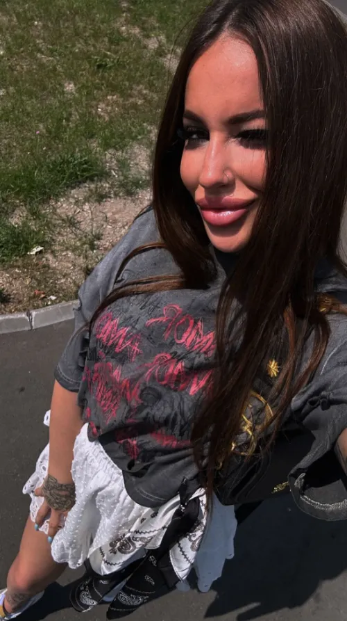 a perfect baby doll must have big lips. agreed ?