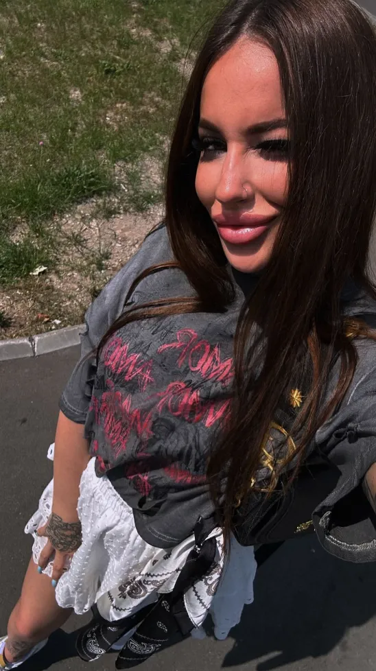 a perfect baby doll must have big lips. agreed ?