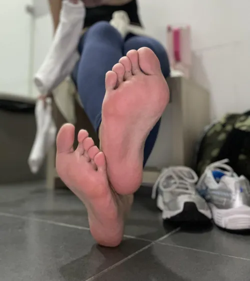 Are you distracted? Tell me what do you like the most about my feet? 🤭