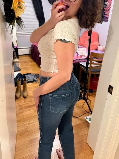 Feeling peachy, wanna taste? 🍑