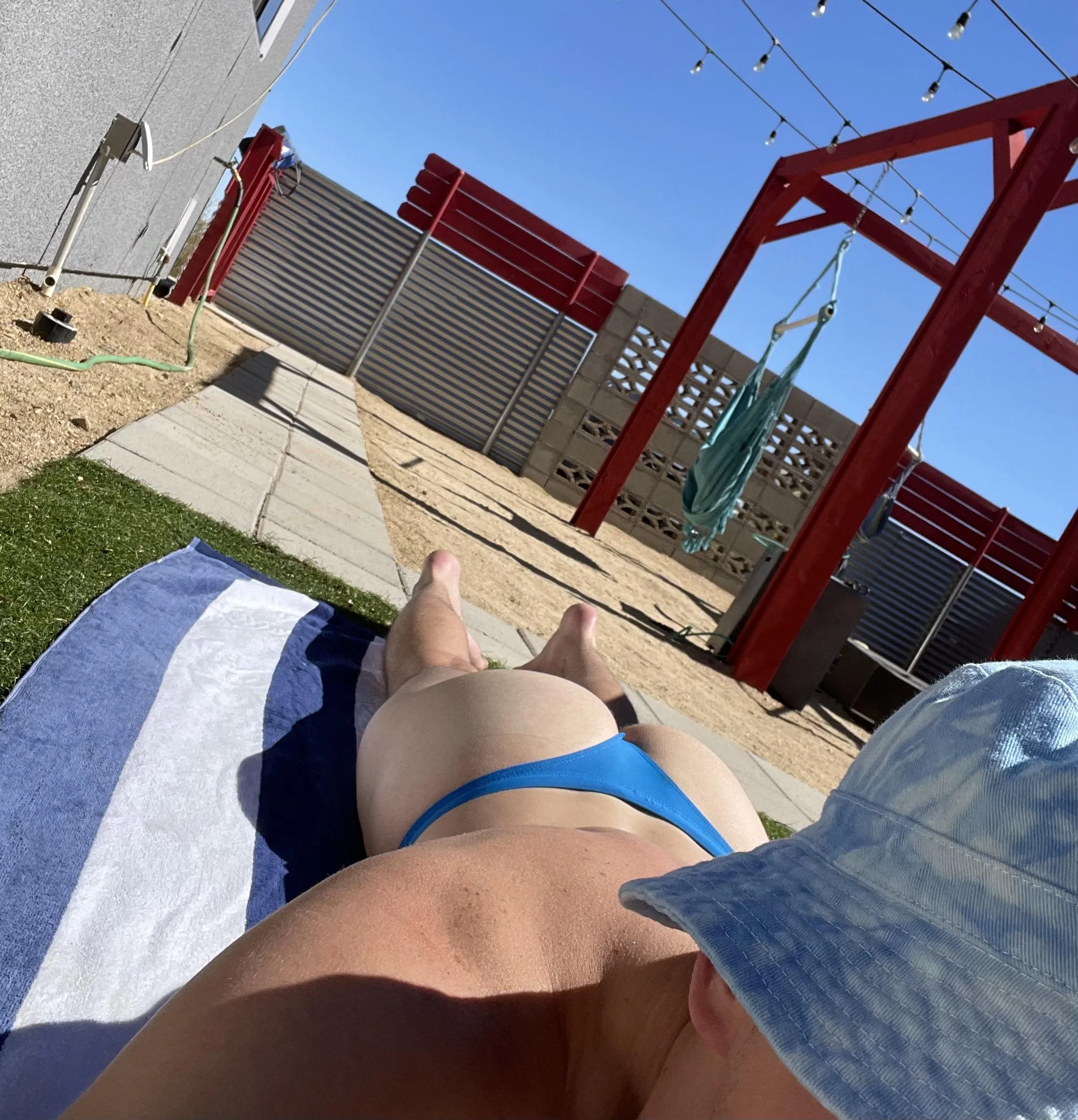 Hope my neighbors don’t mind the view 🍑