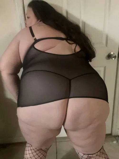 Ass swallows that gstring up