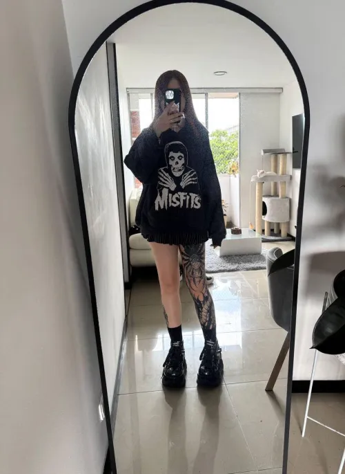 Long legs and black skirt, exactly like you dreamed 🖤