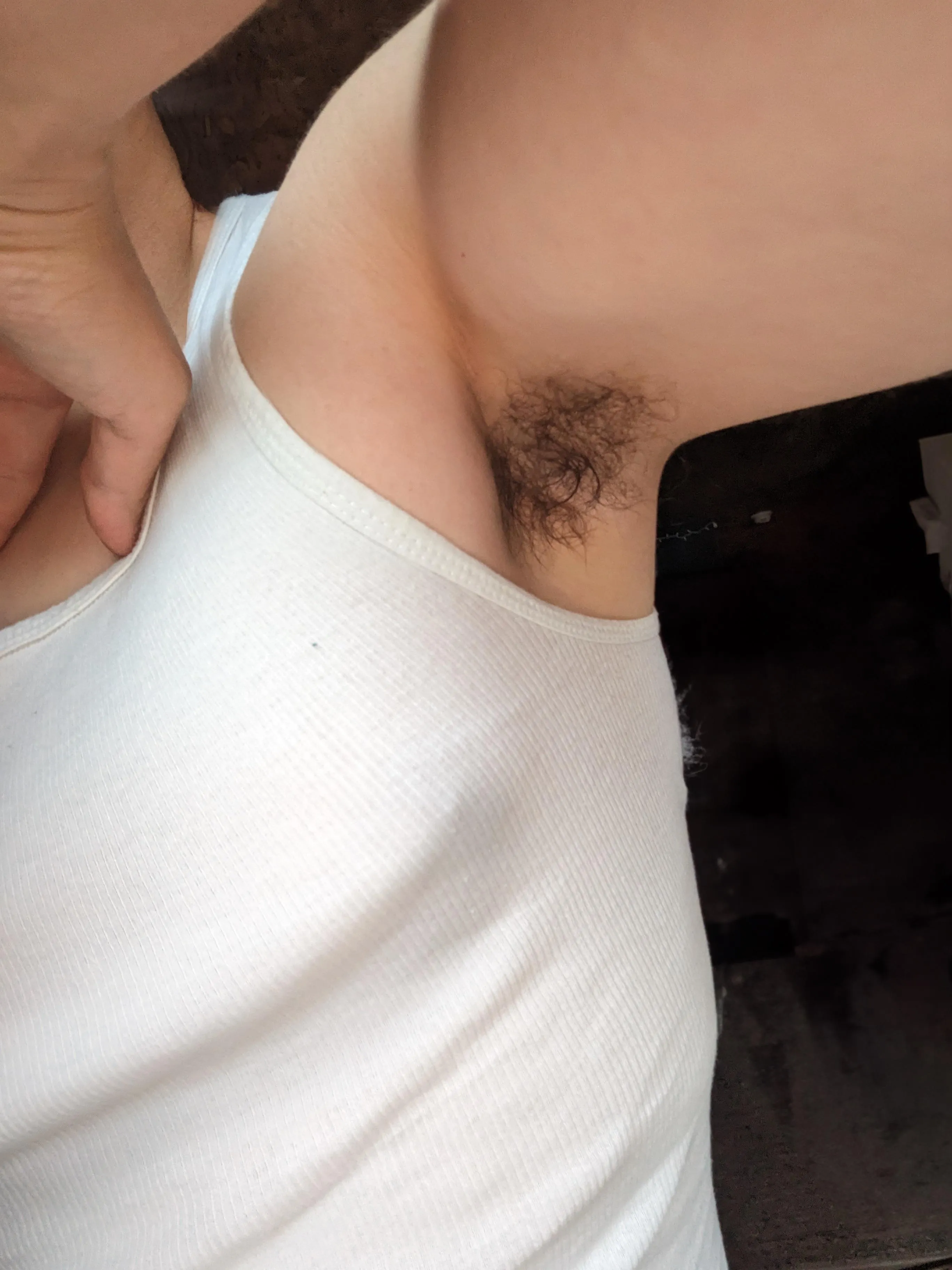 sweaty pits from lifting heavy at the gym