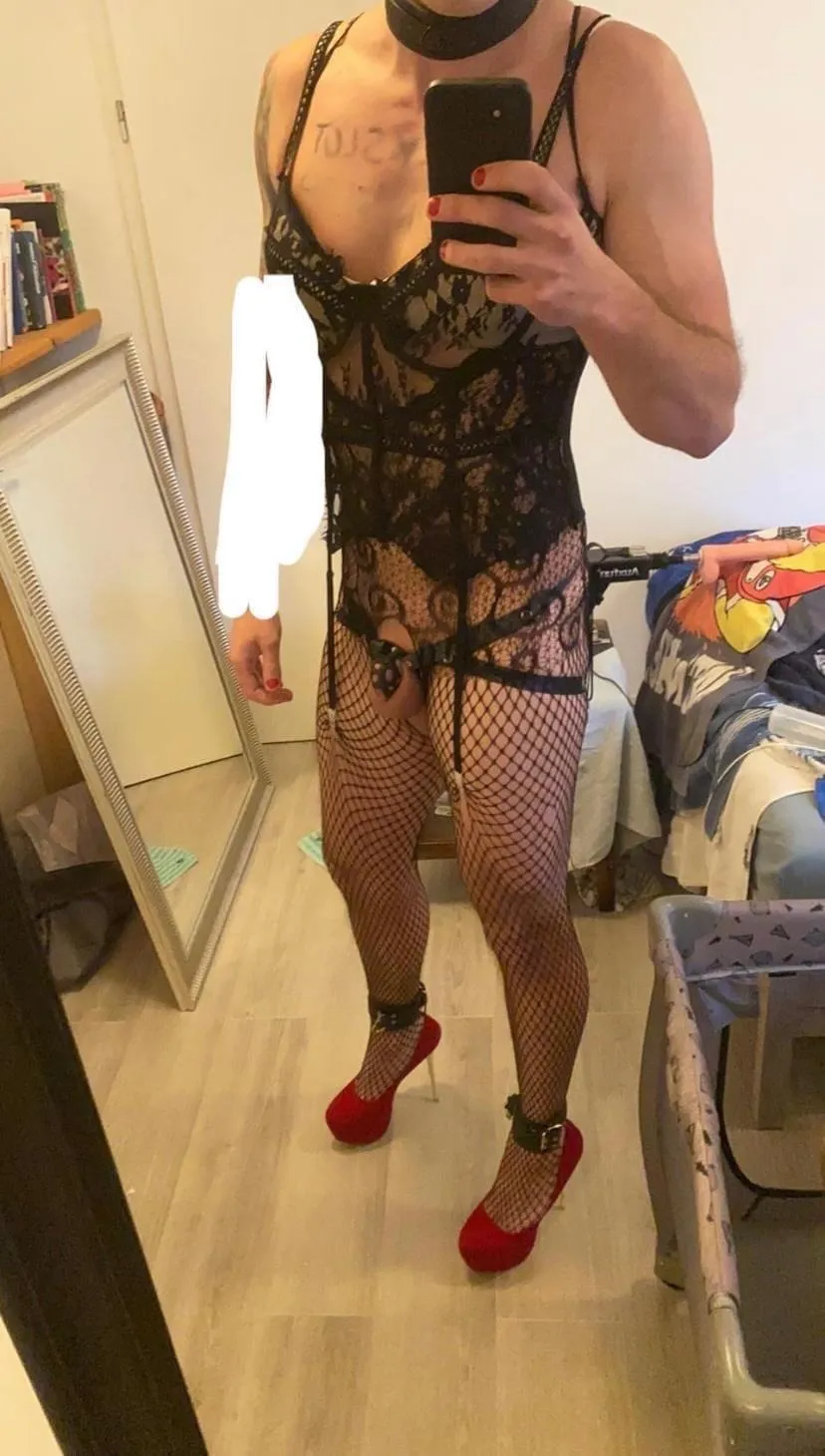 Wer zeigt dieser kleinen Schlampe wo ihr Platz ist?