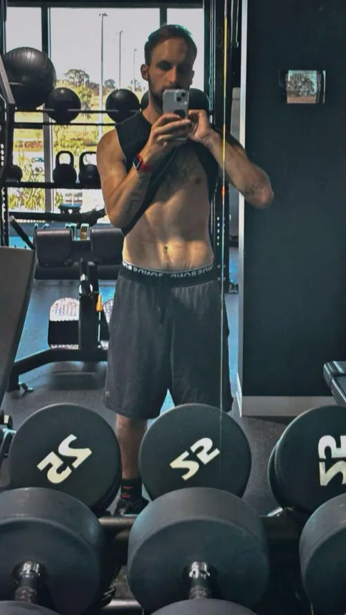 [25] cheeky flex at the gym after a pump sesh