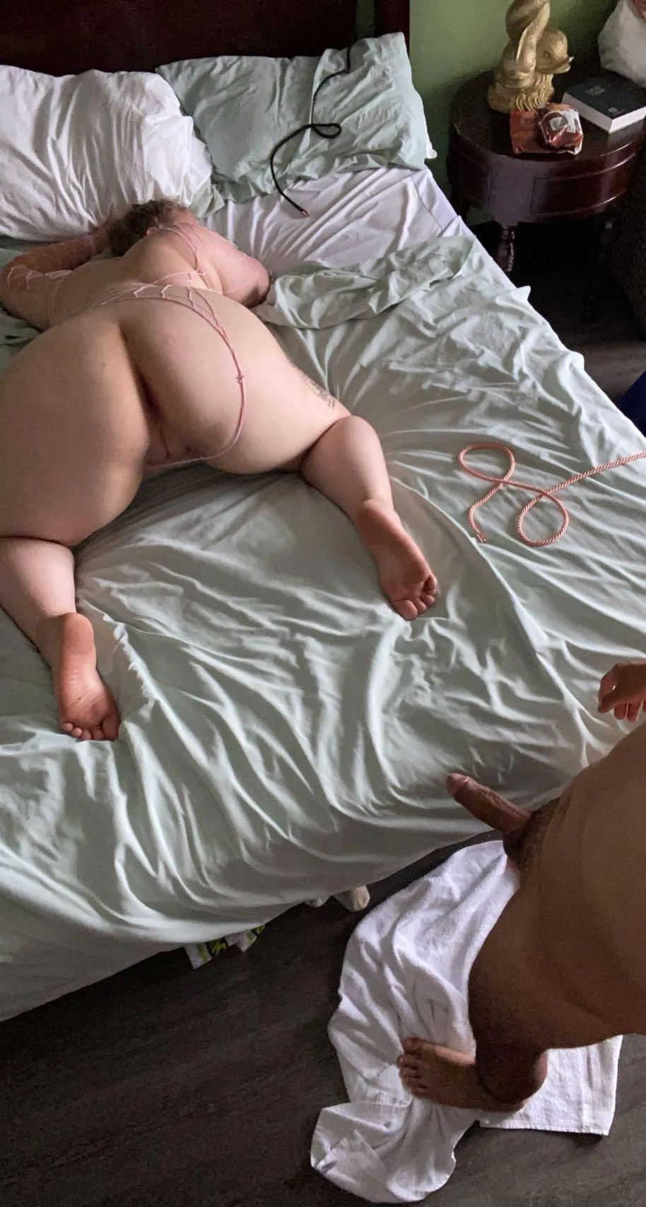 20s couple looking;)