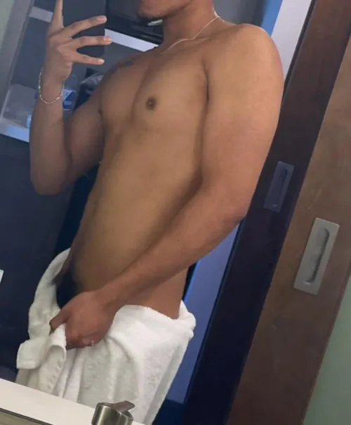 24 [m4m] straight asian looking to bust for a bro on live. snap a body vid when u add me @heycuriousjason verbal+ cut++ iphones only add me. fit dudes only hmu