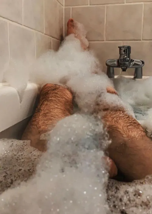 All 6'2 of me doesn't really fit in this tub...