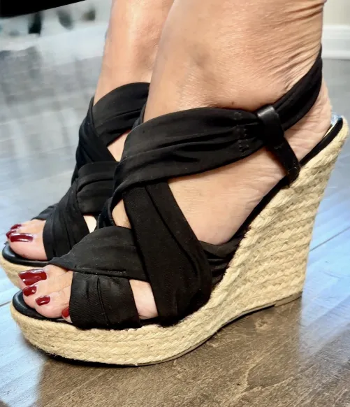 🔥Feet In Sexy Wedges!  Thoughts?