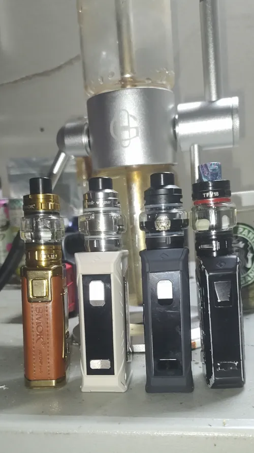 From left to right: Smok Morph 2 (Tfv18 v2 w dualmesh coil), Geekvape L200 (Geekvape Zeus w triple mesh coil), Geekvape L200 (same tank and coil), and Geekvape Aegis Legend 2 (v1 Tfv18 w dualmesh coil)