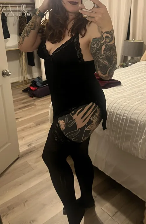 Hot tatted MILF, love to show off.