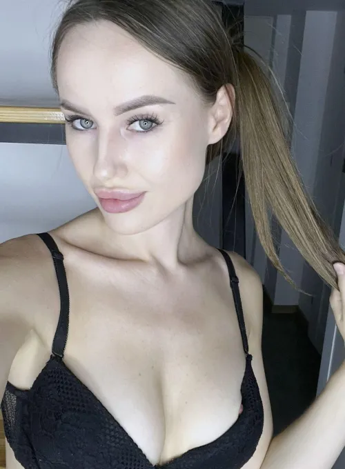 I love how i look with ponytail ^^