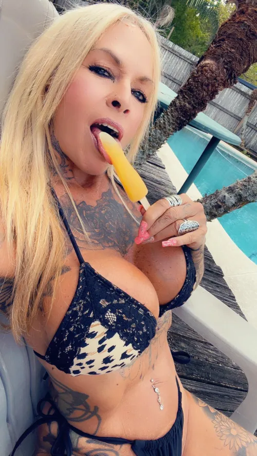 I love sucking things by the pool!