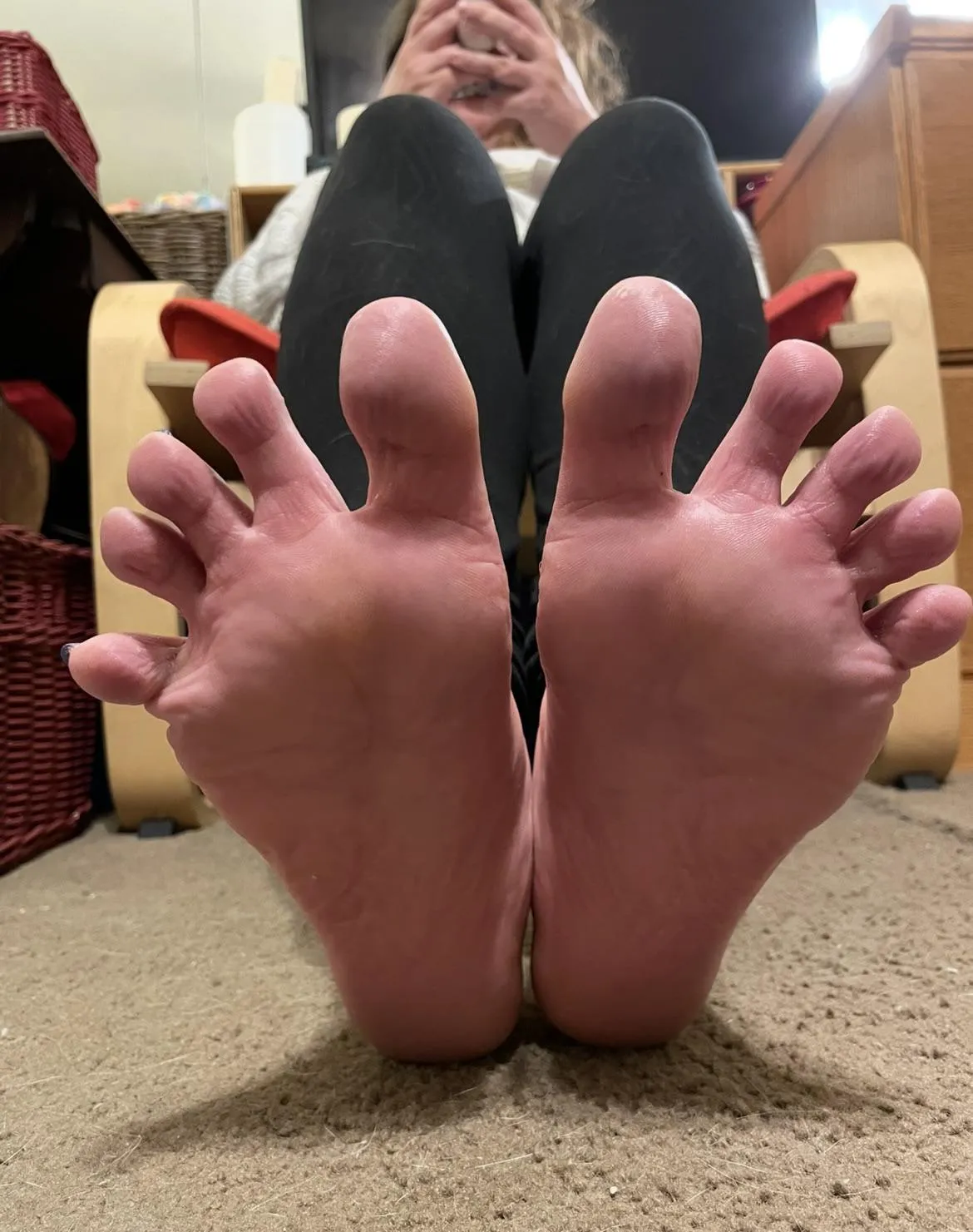 I think my Friday treat should be you sucking each of my tasty long toes 😍