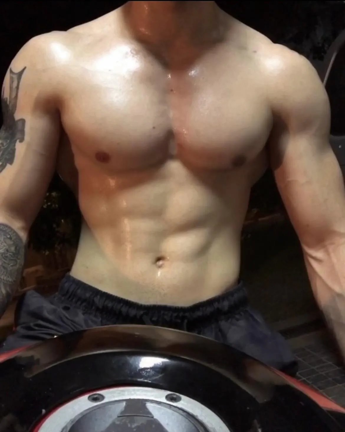 Let’s wrestle all oiled up and NUDE in bed 😈😈 Hope you can handle me being 6’3 217lbs of MUSCLE! 🤭🤭