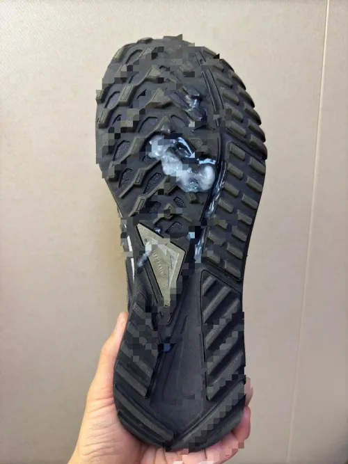 Need someone’s shoes 💦😈 DM 📩