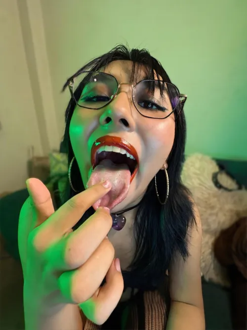 Only the little ones with good taste are allowed in mommy's mouth, will you be one of them? Come on I want to taste you 😈🔥