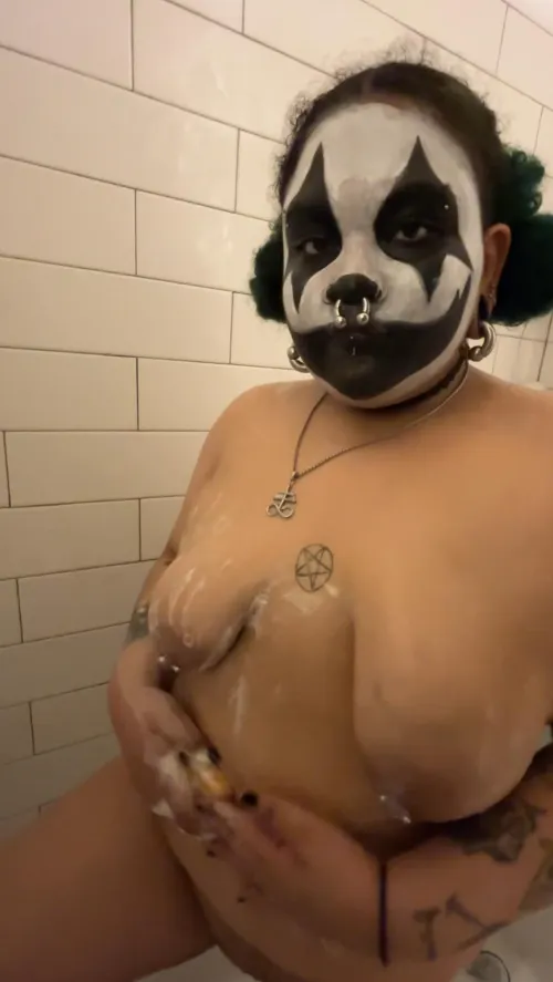 Scrub a dub dub, a fat juggalette in the tub