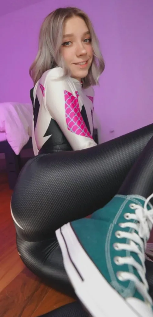 Spider Gwen (by ShyVelvetRose)