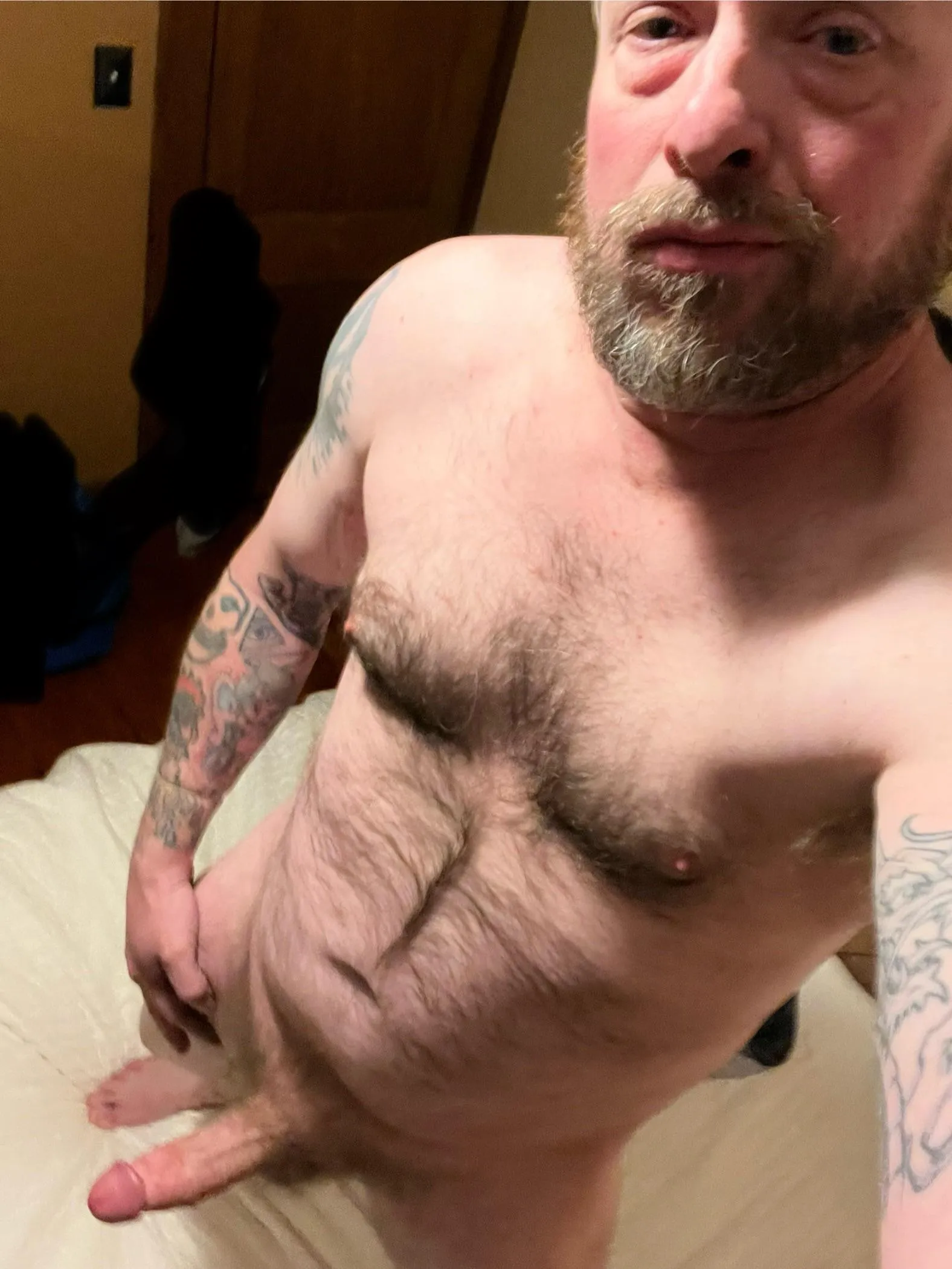 [48] Dad changing the lightbulb naked. What’s the next nice chore?