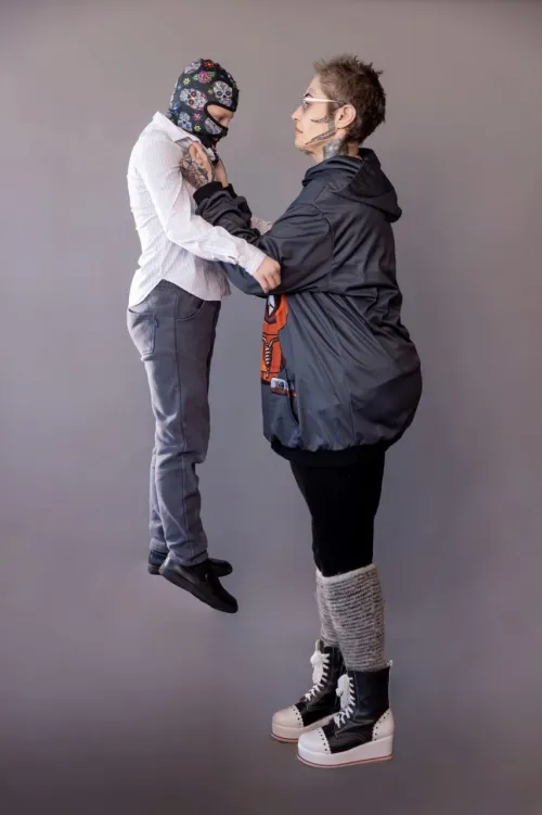 6’7 (6’10 in boots) vs 5’2 what should I do to him?