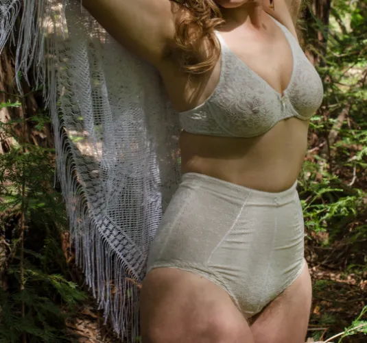 Curves in all the right places—think you can handle it? 😏🔥 Slide into my IG DMs!