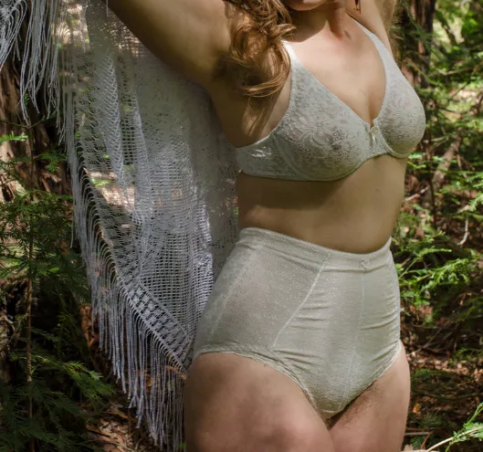 Curves in all the right places—think you can handle it? 😏🔥 Slide into my IG DMs!