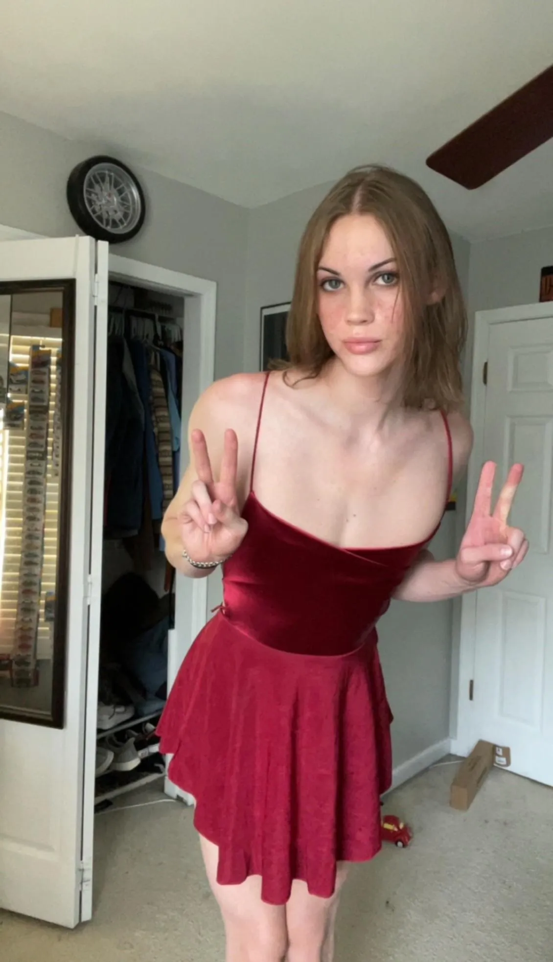 Do you like my red dress?😘