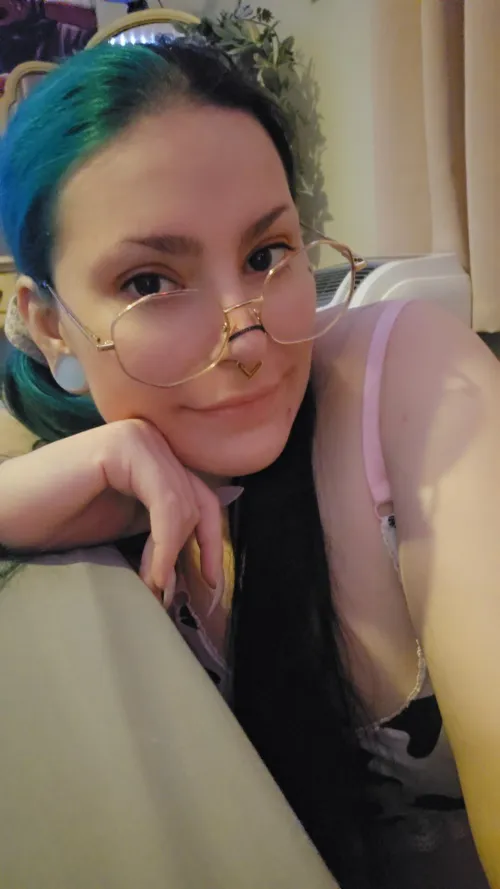 Hey there, selling sexting sessions, live calls, physical items, customs, and more. Menus pinned on profile. Kink friendly.