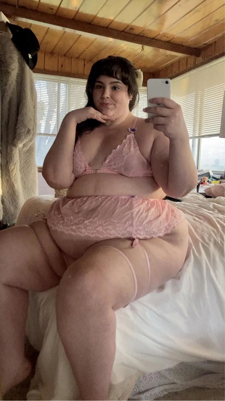 Imagine a figure like this sitting on your lap 🍑🍑🍑 extra plump