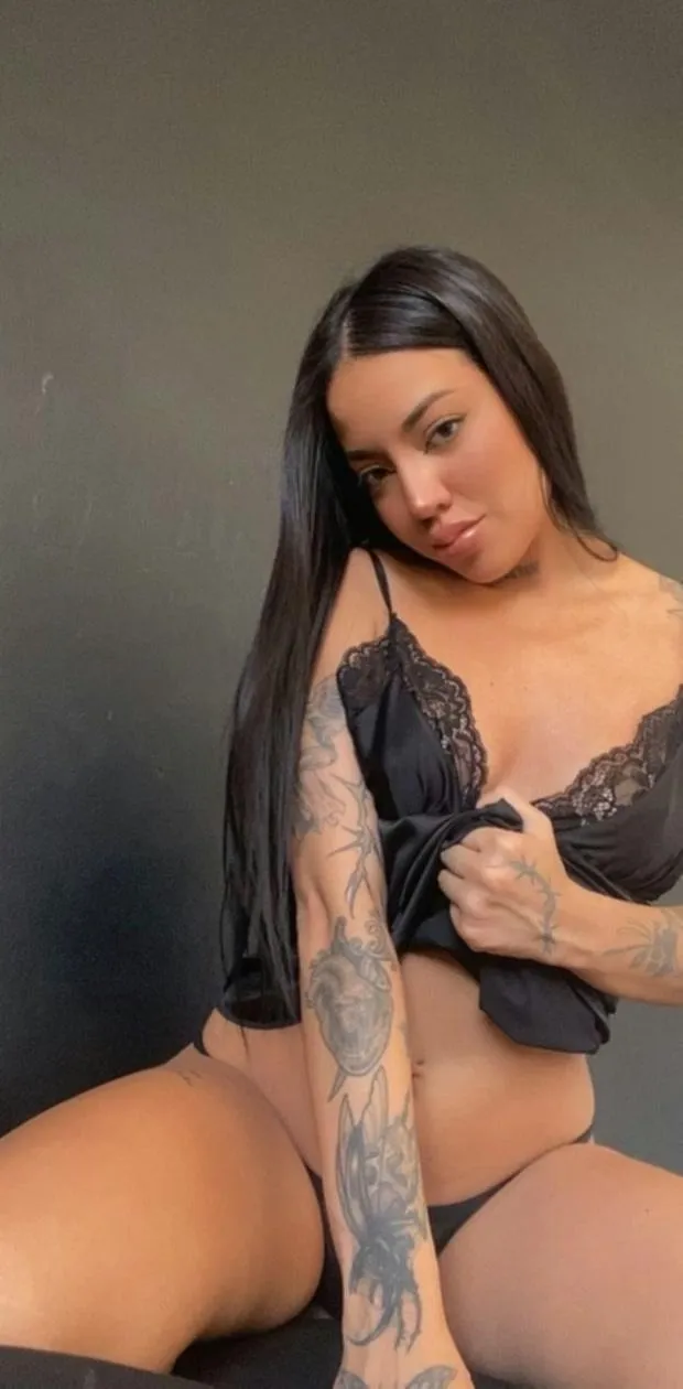 Lingerie nera appena acquistata per stuzzicarti