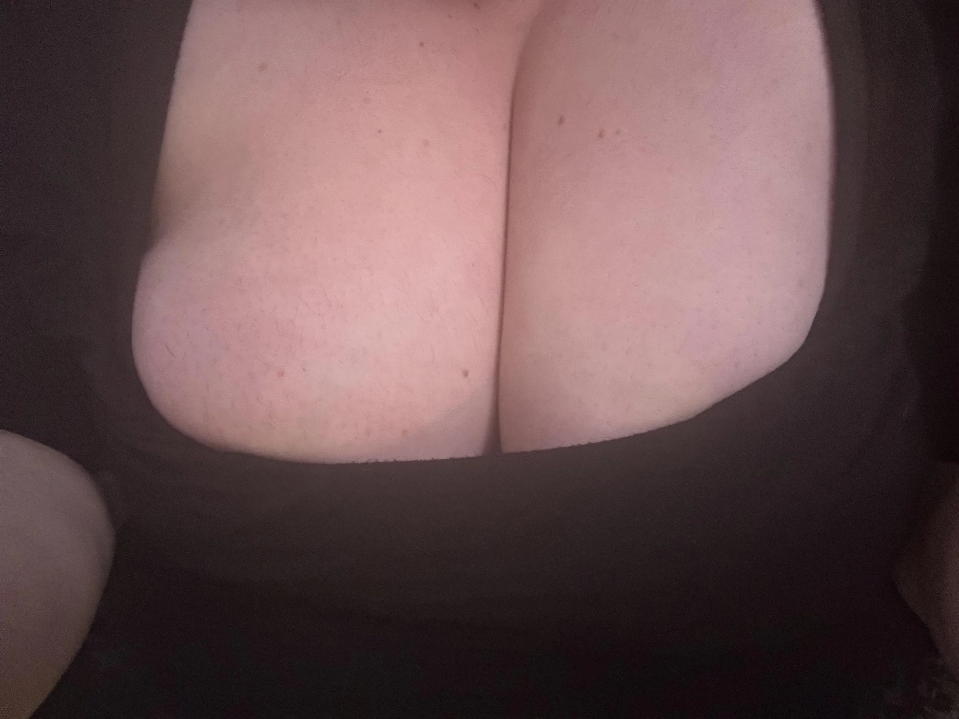 Loving how this top [f]rames my big tits 😏