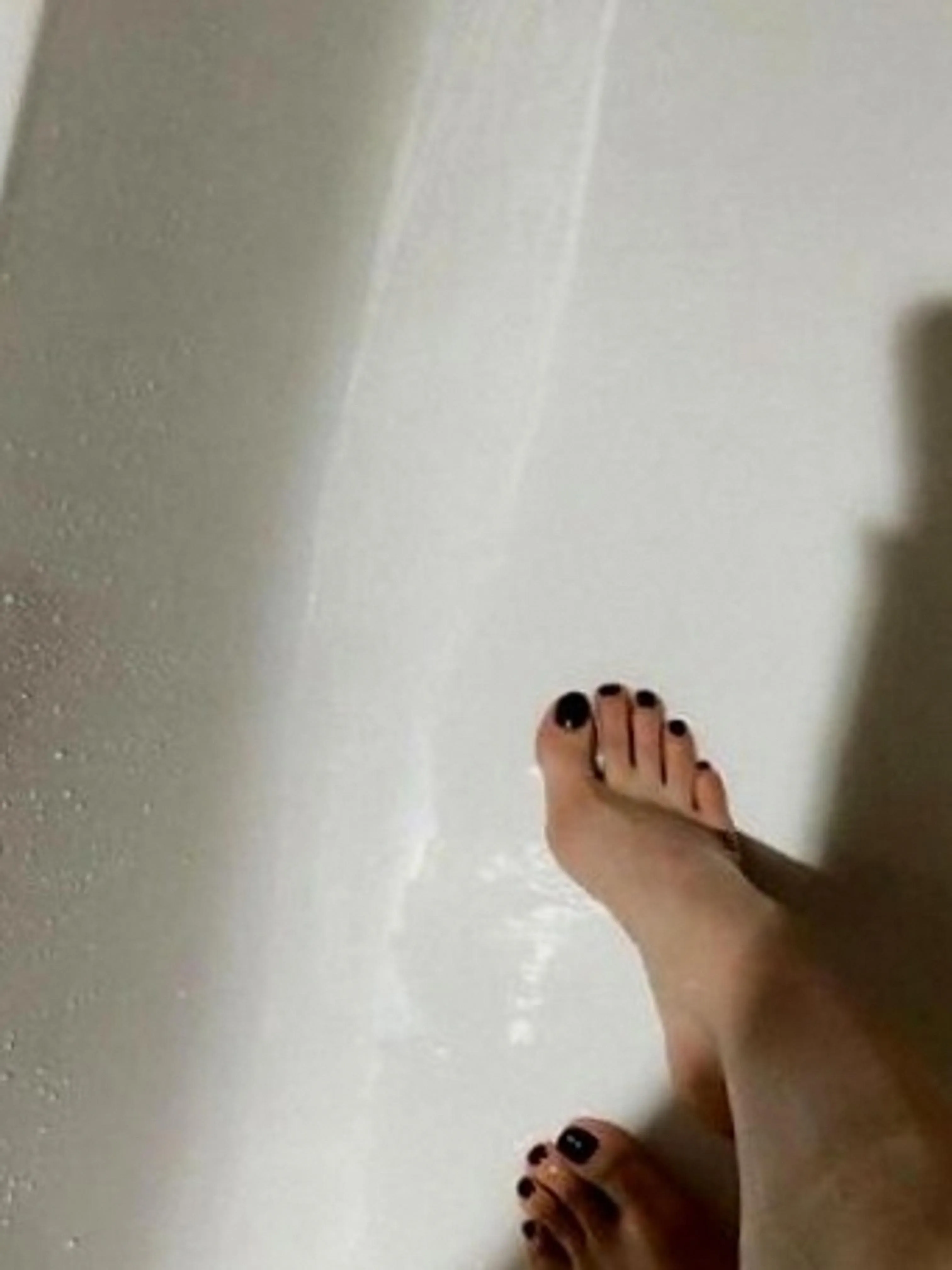 Red toes will always be my favorite  S'np & Telegrm  darlalynnix