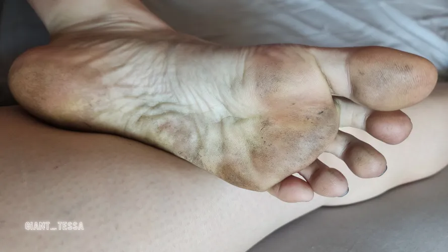 Size 11 FILTHY feet. Somebody come lick them clean 🤤